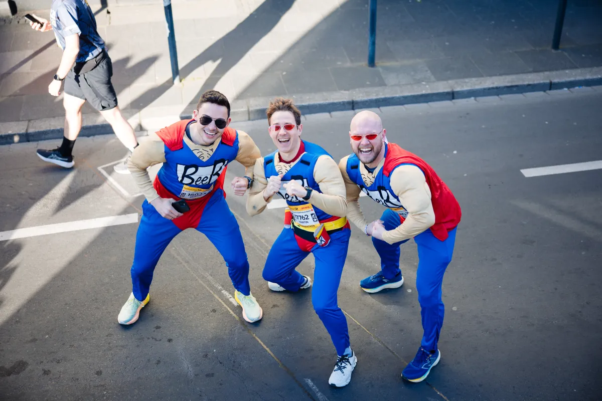 deutsche-post-marathon-bonn-halbmarathon-drei-maenner-kostuem